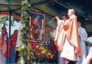 Biskup ordynariusz bielsko-żywiecki Tadeusz Rakoczy poświęca obraz Matki Bożej Pompejańskiej