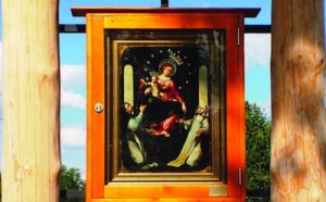 Obraz Matki Bożej Pompejańskiej w kapliczce
