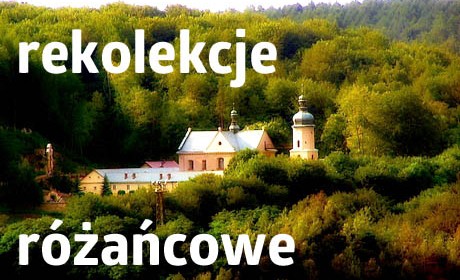 Cerkiew i zielone wzgórza, napis 'rekolekcje różańcowe'