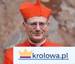 Kardynał w czerwonym stroju z logo krolowa.pl