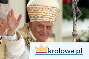 Papież machający ręką w białej szacie i mitrze