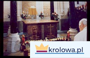 Jan Paweł II przed grobem św. Ludwika