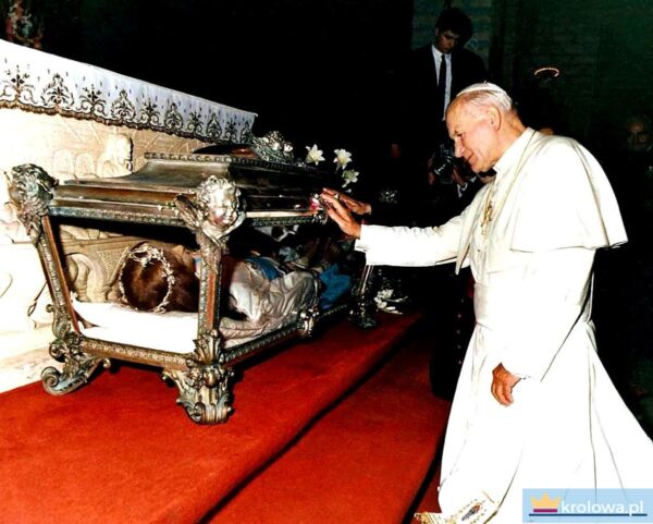 Jan Paweł II przed relikwiami Świętej