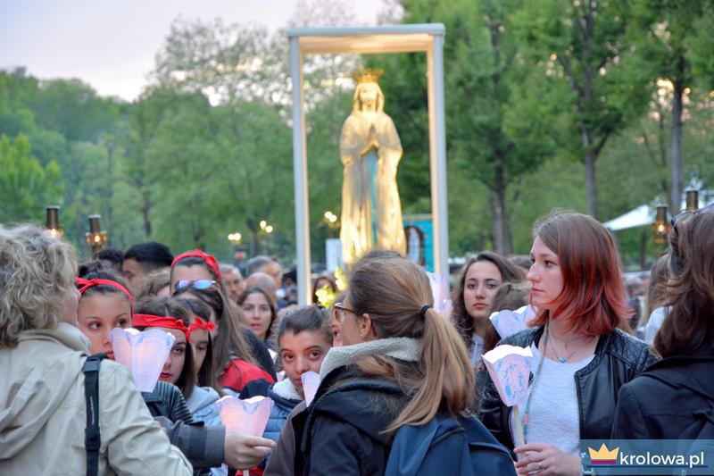 Procesja różańcowa w Lourdes