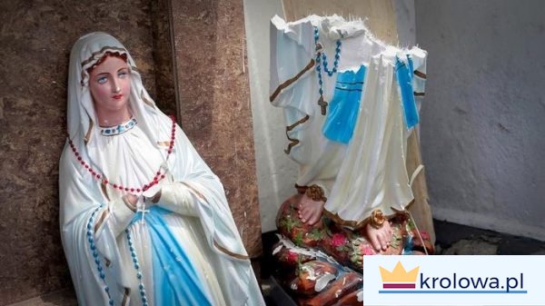 Zniszczona figura Maryi po atakach na Sri Lance