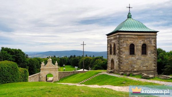 Dziedziniec kościoła z panoramą Gór Świętokrzyskich