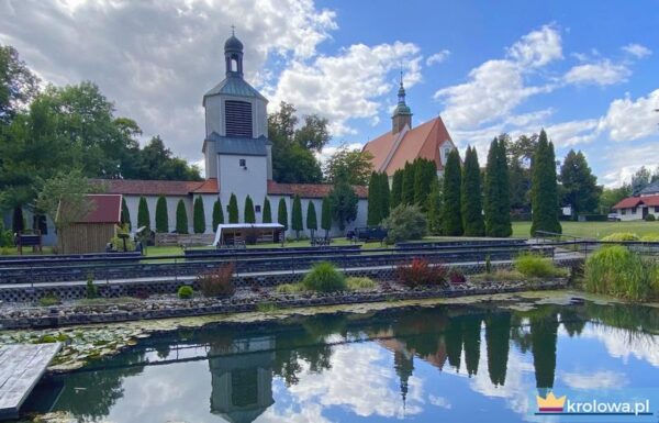 Widok na sanktuarium znad stawu klasztornego