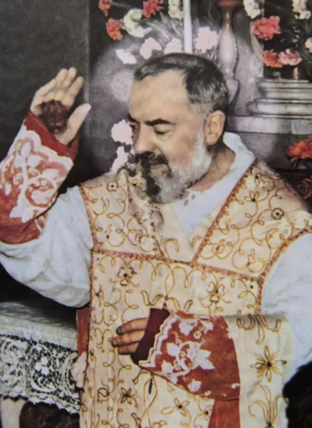 Ojciec Pio odprawiający Eucharystię, z widocznymi stygmatami na dłoniach
