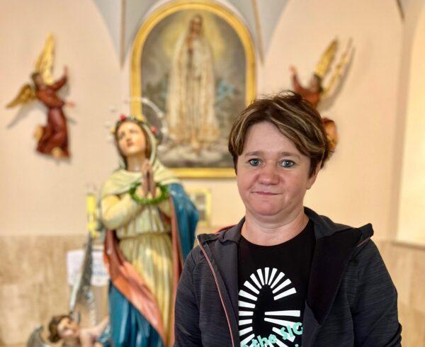 Kobieta na tle figury Maryi i obrazu. Katolicka symbolika, modlitwa, wiara. Kościół, chrześcijaństwo, Matka Boża. Magazyn religijny dla katolików.