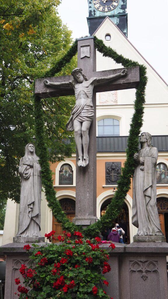 Krzyż na placu przed sanktuarium