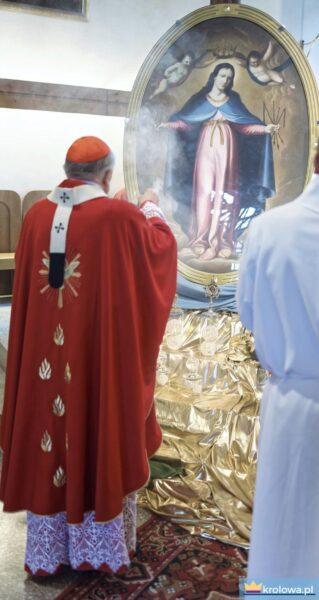 Abp Kazimierz Nycz przed obrazem w parafii pw. o. Rafała Kalinowskiego i br. Alberta Chmielowskiego Fot. © Damian Sołtysiak