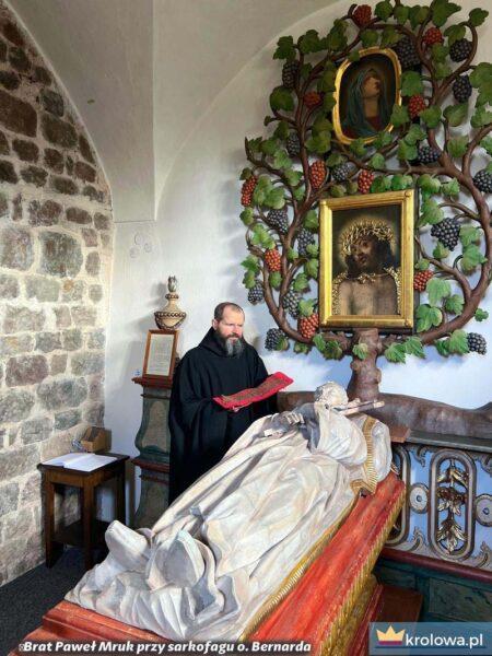 Brat Paweł Mruk przy sarkofagu o Bernarda