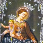 Fragment obrazu Matki Bożej Pompejańskiej z wotami dziękczynnymi