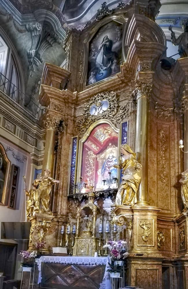 Ołtarz boczny z cudownym obrazem Matki Bożej