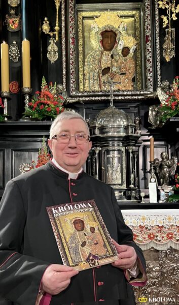 ks. Józef Orchowski z naszym czasopismem Królowa Różańca Świętego