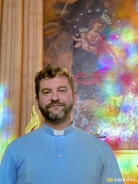 o. Krzysztof Piskorz OCD przed ołtarzem pompejańskim w Żernikach Wrocławskich