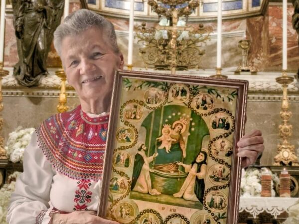 Pani Anna z obrazem przed ołtarzem Matki Bożej Pompejańskiej