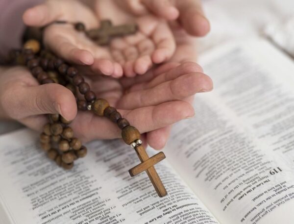 Rozważania różańcowe. Jak modlitwa prowadzi nas do świętości