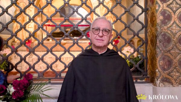 Ojciec Casciano przed kaplicą z ciałem św. Rity