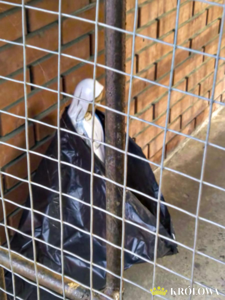 Figurka Maryi na śmietniku