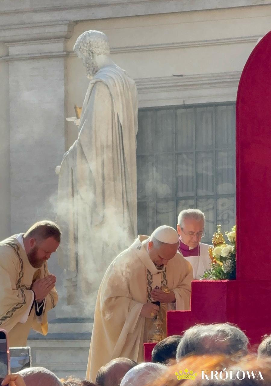 Leon XIV oddaje hołd relikwiom świętych