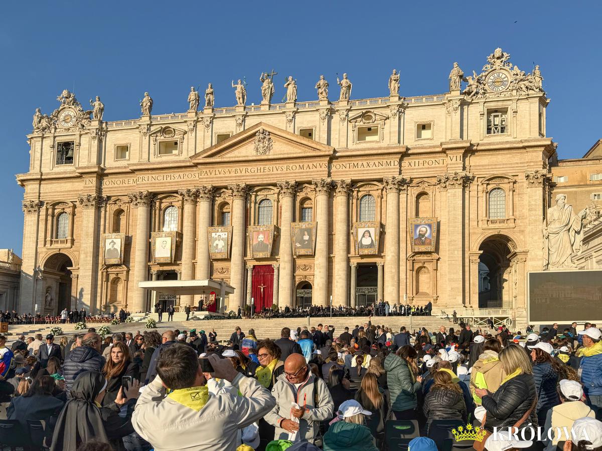 Wizerunki nowych świętych na fasadzie