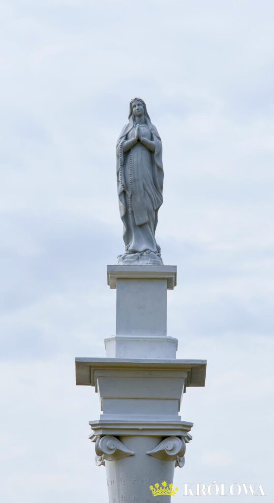 Figura Maryi w centrum