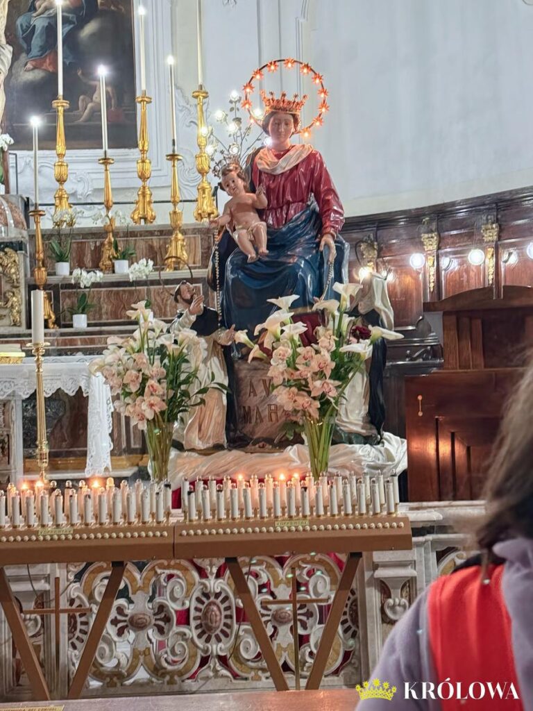 Figura Matki Bożej z Dzieciątkiem w motywie pompejańskim w kościele w Pignataro Maggiore