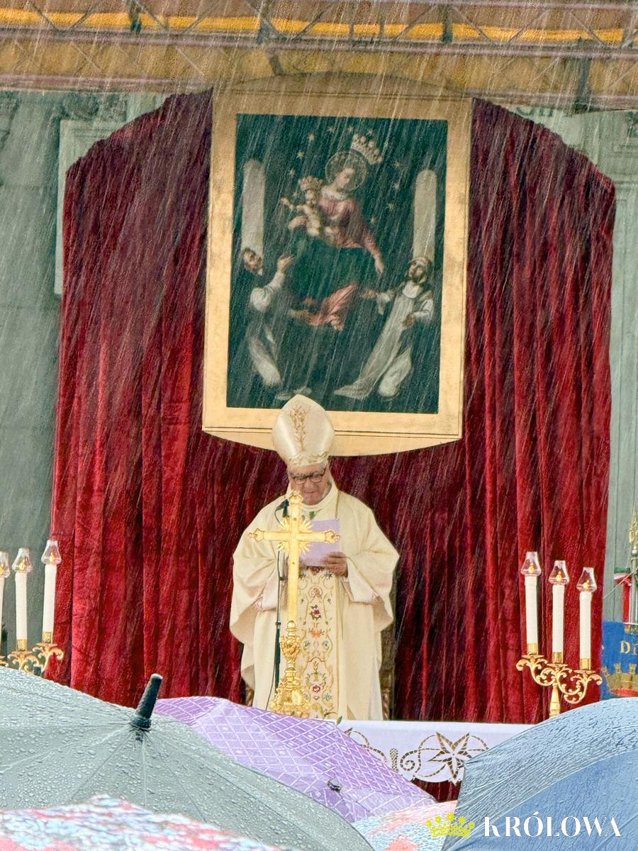 ks. bp Pisanello wygłasza kazanie