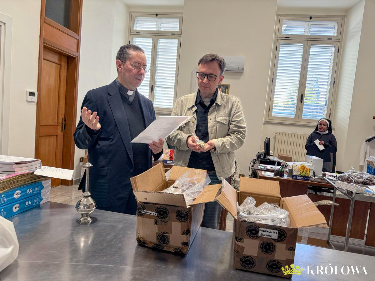 Ks. Enrico święci medaliki