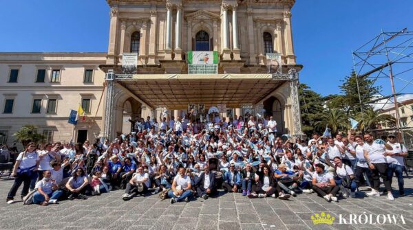 Pielgrzymi z Pignataro Maggiore przed sanktuarium w Pompejach