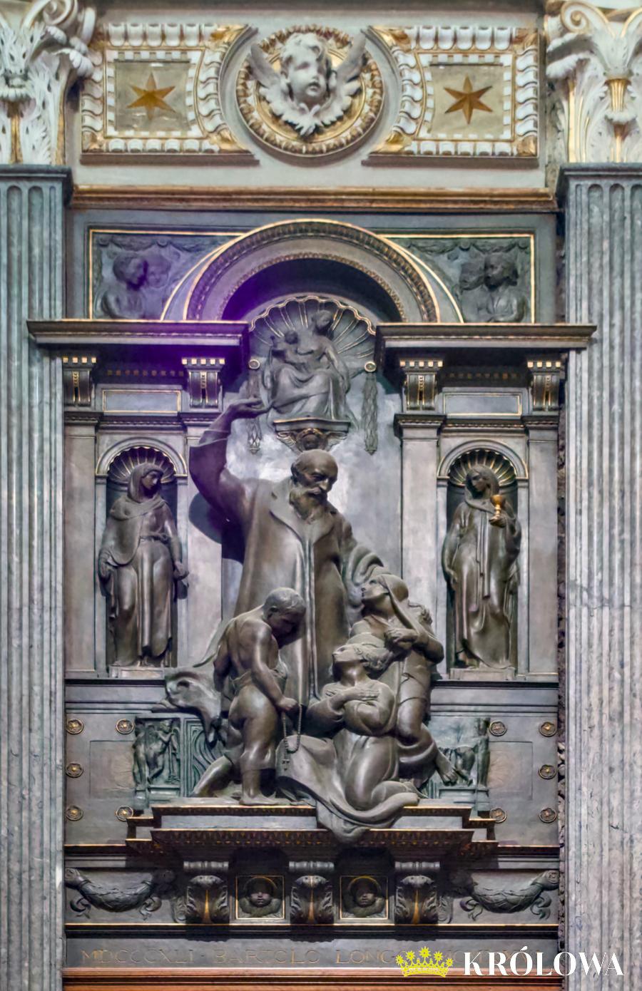 Rzeźba przedstawiająca św. Bartolo Longo z podopiecznymi