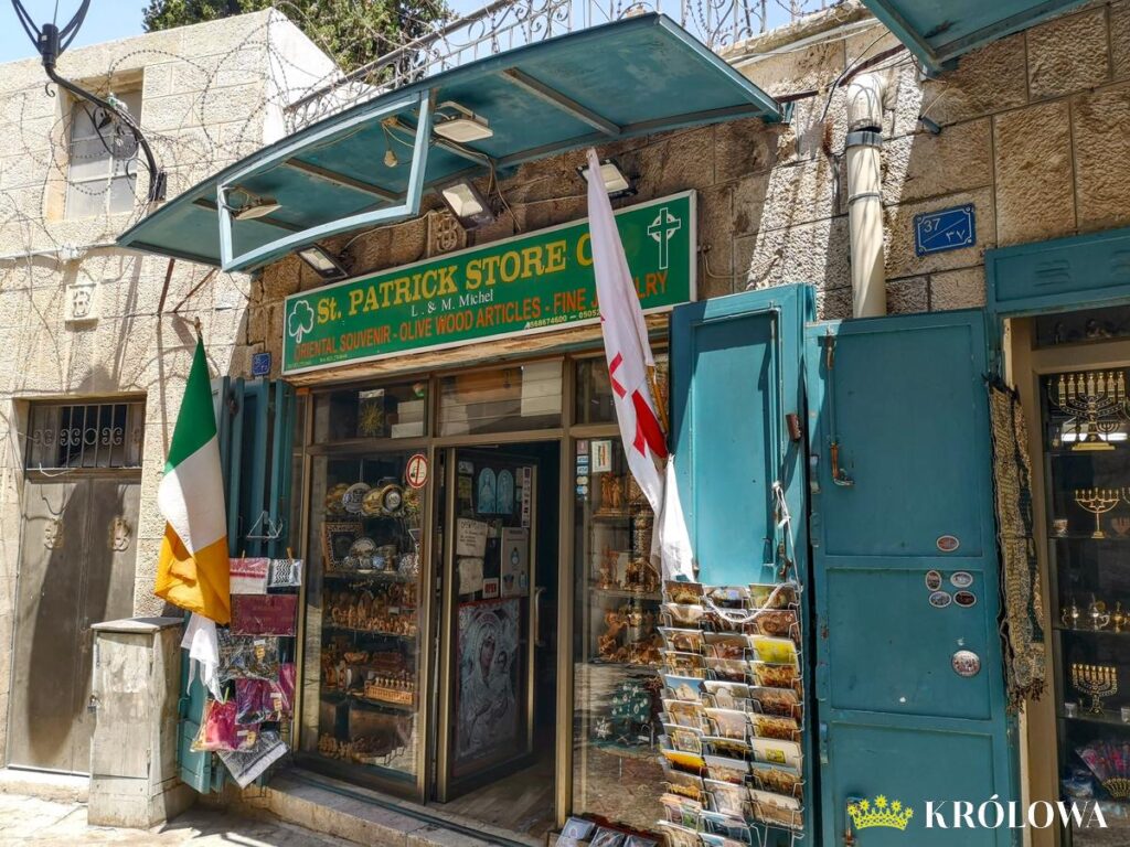 Sklep z pamiątkami przy drodze do Groty Mlecznej