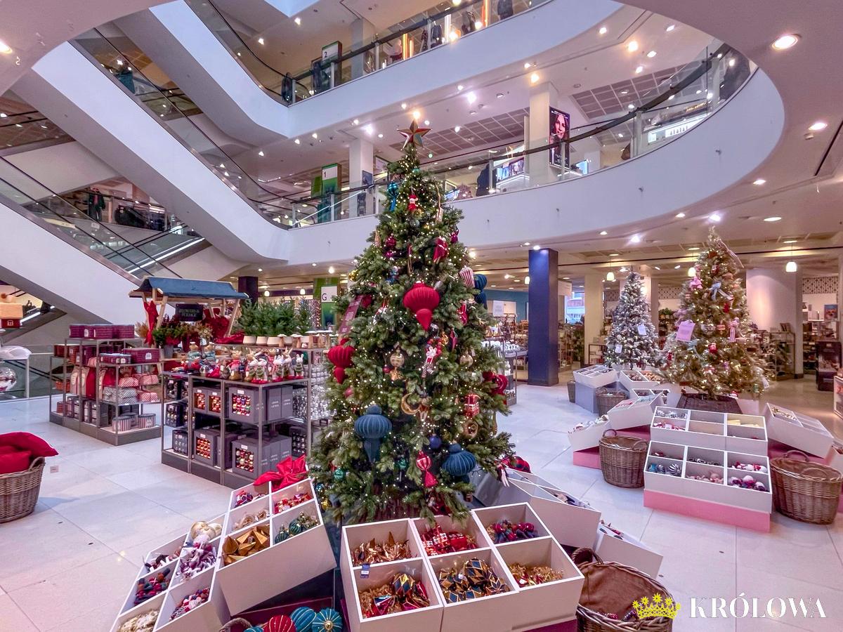 Świąteczna choinka, prezenty i słodkości wystawione w londyńskiej galerii handlowej w połowie września