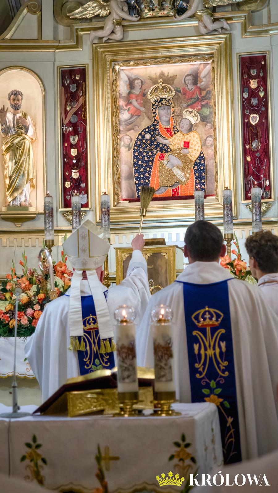 Uroczyste poświęcenie sukni na obrazie Matki Bożej