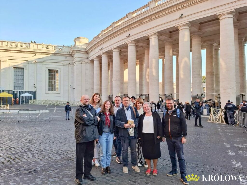 Członkowie fraterni z redaktorem Markiem Wosiem na placu św. Piotra w Rzymie