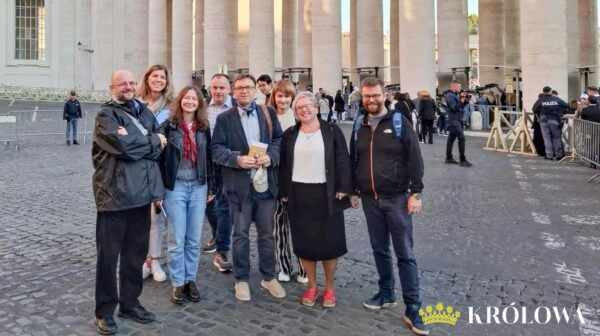 Członkowie fraterni z redaktorem Markiem Wosiem na placu św. Piotra w Rzymie