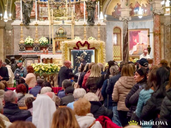 Ludzie oczekujący na dotknięcie obrazu Matki Bożej w Pompejach