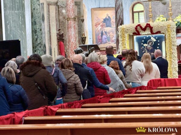 Ludzie oczekujący na dotknięcie obrazu Matki Bożej w sanktuarium pompejańskim