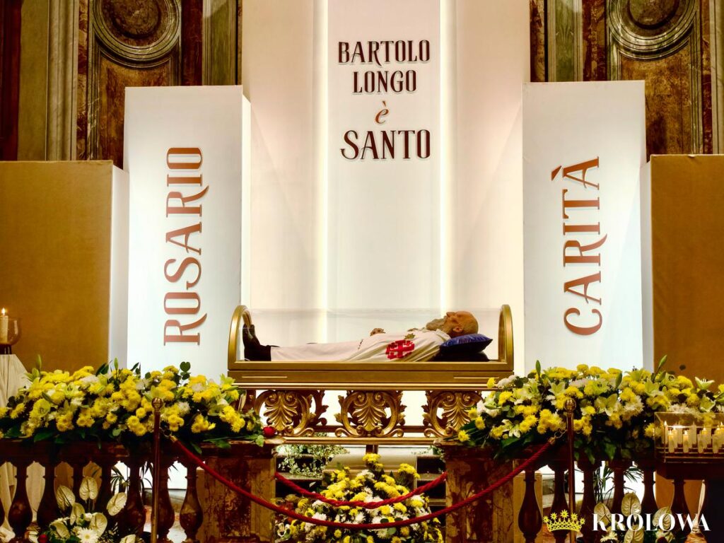Ołtarz boczny z ciałem św. Bartola Longo