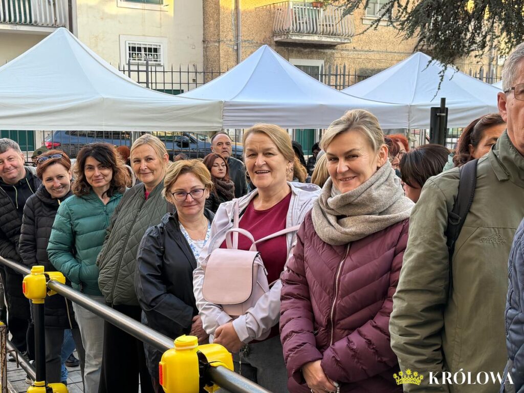 Pielgrzymi z Polski w kolejce do obrazu