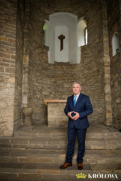 Tadeusz Kopeć, w tle Rotunda św. Mikołaja w Cieszynie