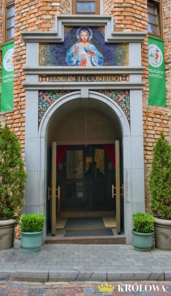 Wejście do sanktuarium Miłosierdzia Bożego w Wilnie