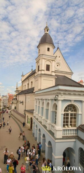 Widok z Kaplicy Ostrobramskiej na deptak i kościół pw. św. Teresy