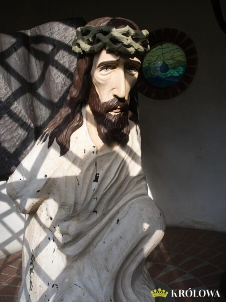 Figura Chrystusa w kapliczce pasyjnej przy sanktuarium w Kodniu