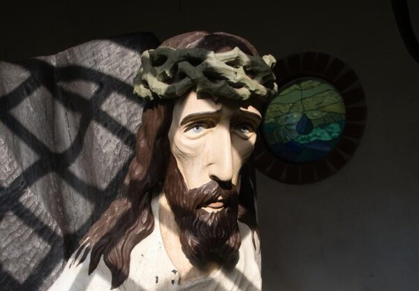 Figura Chrystusa w kapliczce pasyjnej przy sanktuarium w Kodniu