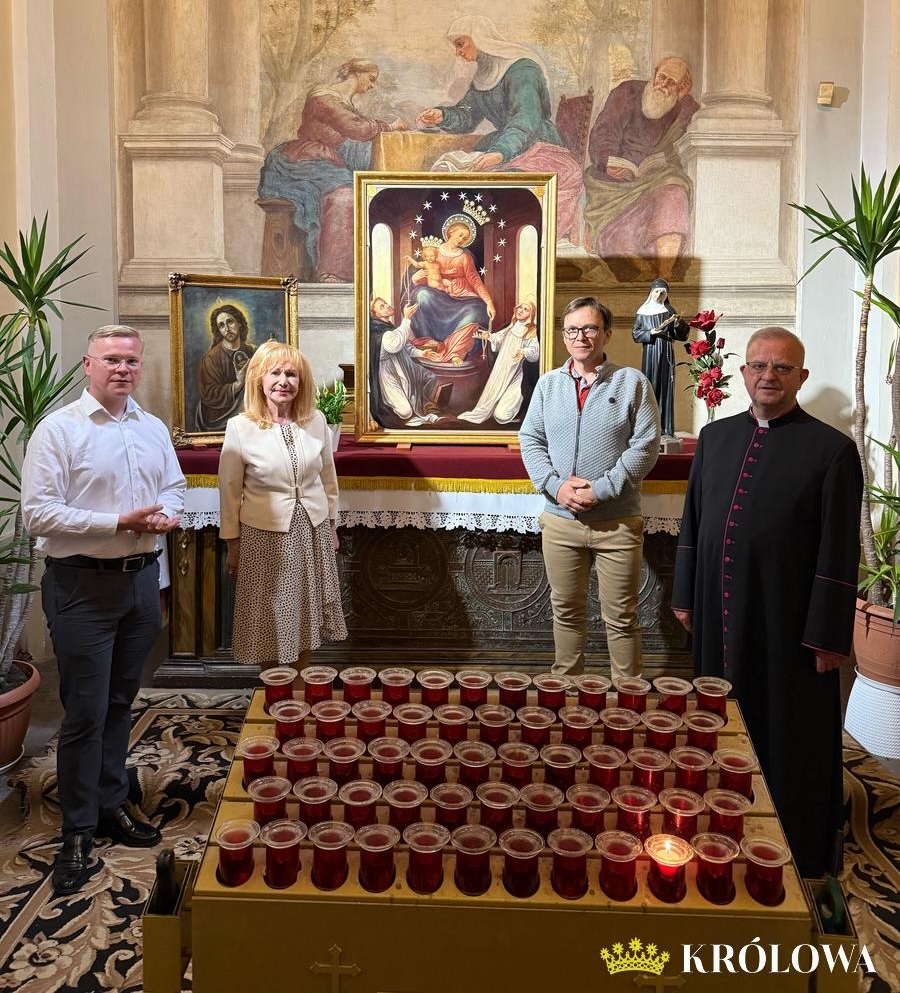 Ks. Mariusz Szymanik, Halina Ulińska, red. Marek Woś i ks. kan. Leszek Gardziński przed obrazem Matki Bożej Pompejańskiej