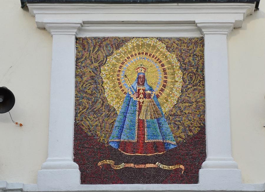 Mozaika na fasadzie kościoła - Matka Boża Kodeńska