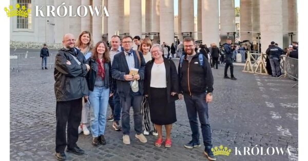 Członkowie fraterni z redaktorem Markiem Wosiem na placu św. Piotra w Rzymie