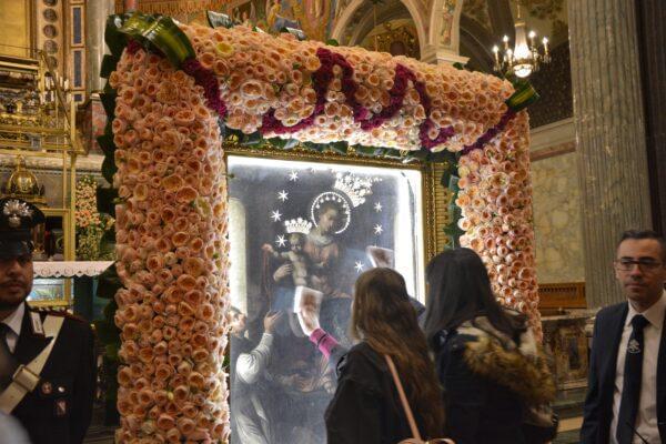 Wierni modlą się przed obrazem Maryi w otoczeniu róż, kościół, nabożeństwo, ikona, katolicyzm, Matka Boża, religia, piękno, sakralne, chrześcijaństwo.